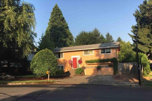 West Linn House | West Linn Relaxing Entire Home WiFi TV Yard BBQ Eateries