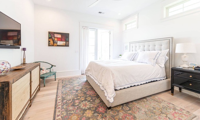Georgetown House | West Suite-Charming ποΈ Bleubird Studio + Suites -Art Yoga Boutique Stay
