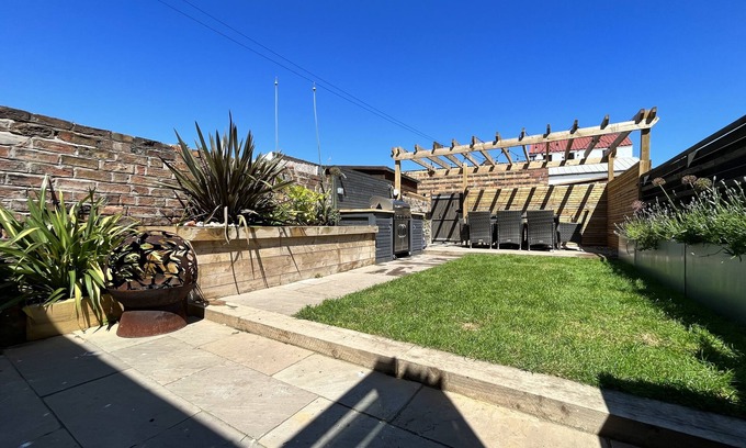 Muston House | WESTREACH is a 4 Bedroom, all en-suite sleep 8 Townhouse