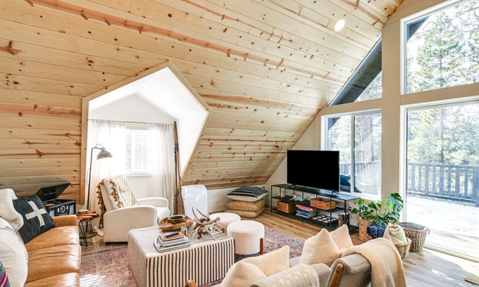 Peninsula Village Cabin | Westwood Cabin: Lake Almanor Across the Street!