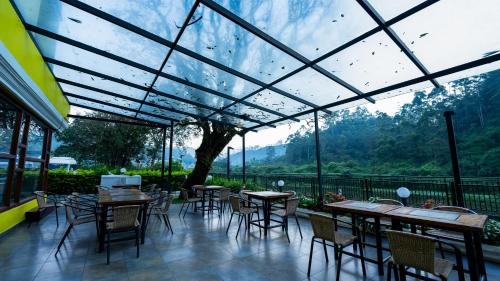 Moolakadai Hotel | Westwood Riverside