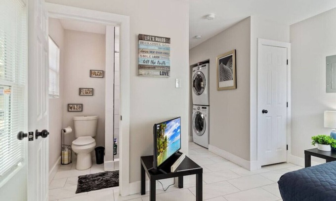 Jefferson Apartment | WeWelcome you to our 1 Bed 1 Bath Studio Unit B