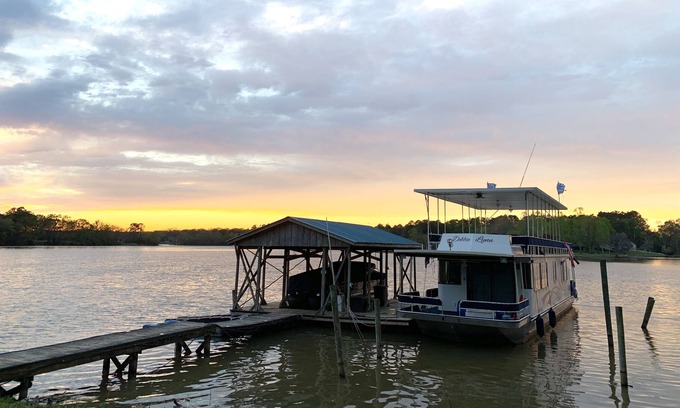 Talladega Boat Rental | Whatever Floats Your "House" Boat!