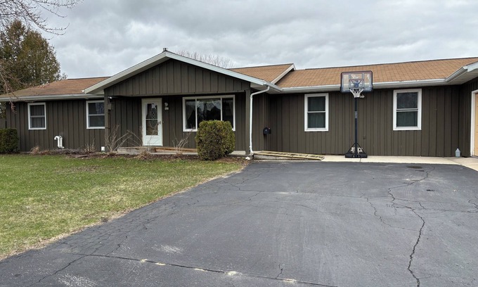 Algoma House | Wheelchair assessable spacious 5-bedroom house in Algoma