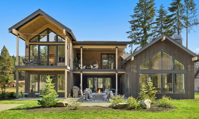 Roslyn House | Where Family & Friends Connect — Outdoor Living, Year-Round