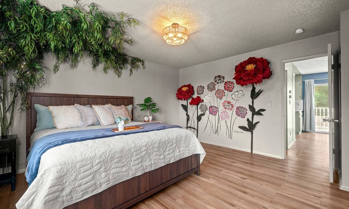 Upland House | Whimsical 2 bedroom in Inland Empire! Close to ONT airport, shopping,theme parks