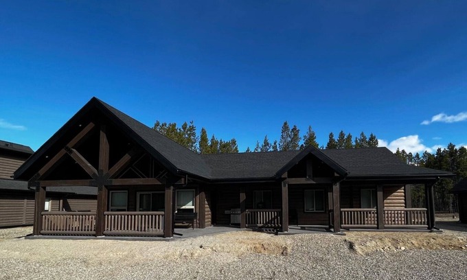 Valemount House | Whispering Pines Cabin