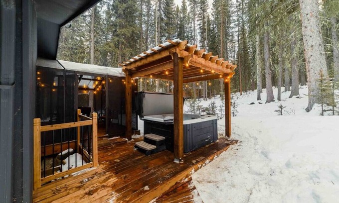 Bragg Creek House | Whispering Pines family escape in Bragg Creek