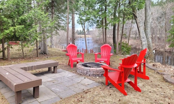 Burnt River Cottage | Whispering Pines Riverside Getaway