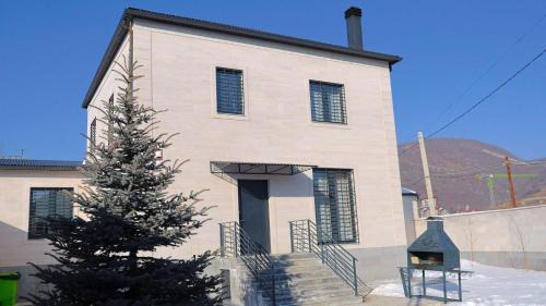 Tsaghkadzor Villa | White Family House