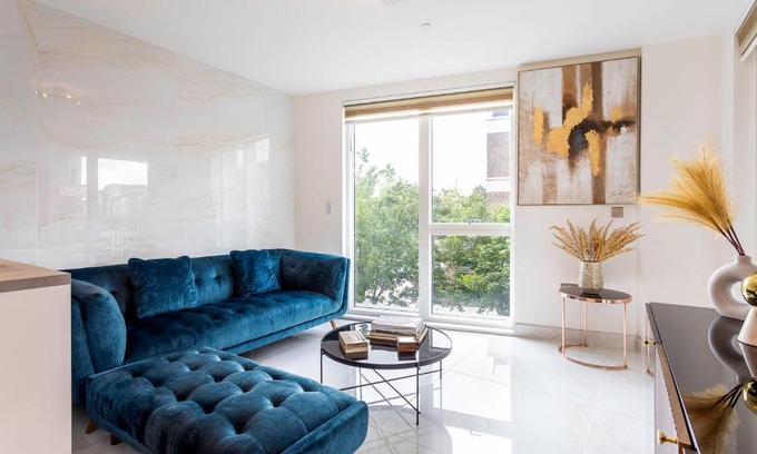 Stratford Apartment | White Marble Tranquility, Park Side Life