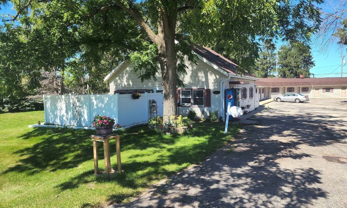 St. Charles Hotel | White Valley Motel