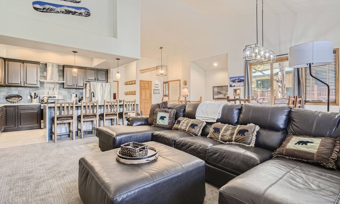 Peak 8 House | White Wolf #890: Newly Renovated- Private Outdoor Hot Tub- Shuttle to Slopes