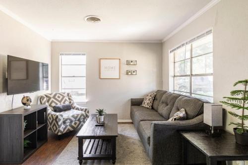 Whitesboro House | Whitesboros Hidden Gem Cozy Downtown Haven