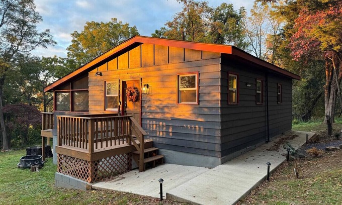 Linden Cabin | Whitetail Cabin | Couple`s Retreat w/Hot Tub