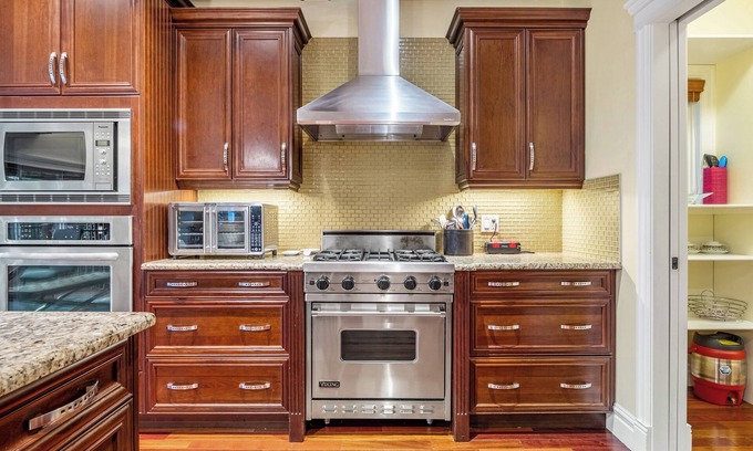 Southwest Calgary House | WHOLE HOUSE/TOP-NOTCH AREA/7 BEDROOM/SLEEPS 23 PERSONS/FULL KITCHEN