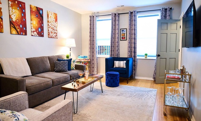 Noble Square Apartment | Wicker Park 2-Bdrm Last Minute Deal 95.00 Oct 29-31 near Downtown and Salt Shed
