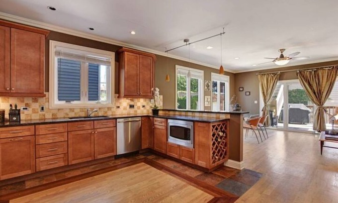 West Town House | Wicker Park Haven. 3-Levels. 12Beds.10min walk to Train. Rooftop+Spa Bath+Garage