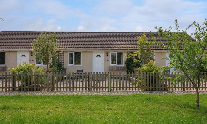 Highbridge Cottage | WIDGEON, pet friendly, with a garden in Highbridge