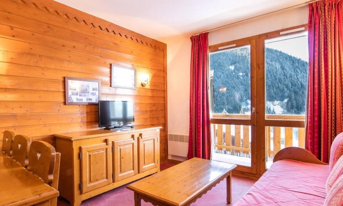 Valfrejus Apartment | Wifi, 300m from resort center, swimming pool, sauna, tv, ski locker, 32-36m², Valfréjus