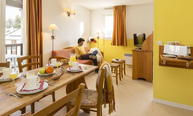 Font-Romeu-Odeillo-Via Apartment | Wifi, swimming pool, terrace, balcony, parking, tv, ski locker, 26-30m², Font Romeu