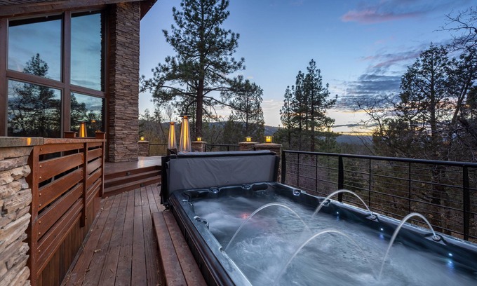 Moonridge Cabin | Wild Horse Estate. 17 Acres of a Unique home, huge hot tub, Tesla Charger, Amazing views! AC!