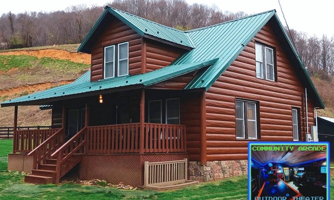 Wilson Creek Cabin | Wild Horse Lodge at Highland Hideaways near Grayson Highlands - Arcade/Theatern