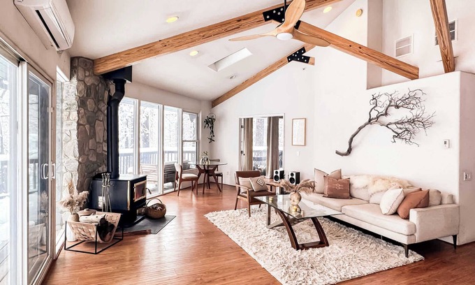 Idyllwild Cabin | Wildland TreeHaus: Forest Views, Creekside, Fireplaces, Spa Tub, Hammocks, Pets
