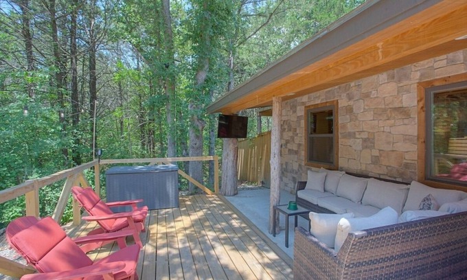 Gordonville House | Willard Refuge | Hottub