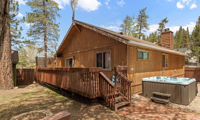 Boulder Bay Cabin | Willow Bear Log Cabin in Big Bear Lake + Hot Tub + Walk to Lake/Games
