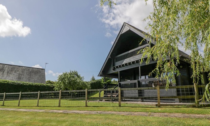 Corton Cabin | WILLOW LODGE, pet friendly, character holiday cottage in Gillingham