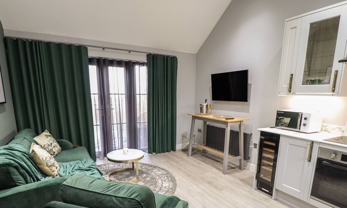 Hull Cottage | WILLOW, romantic, luxury holiday cottage, with hot tub in Willerby