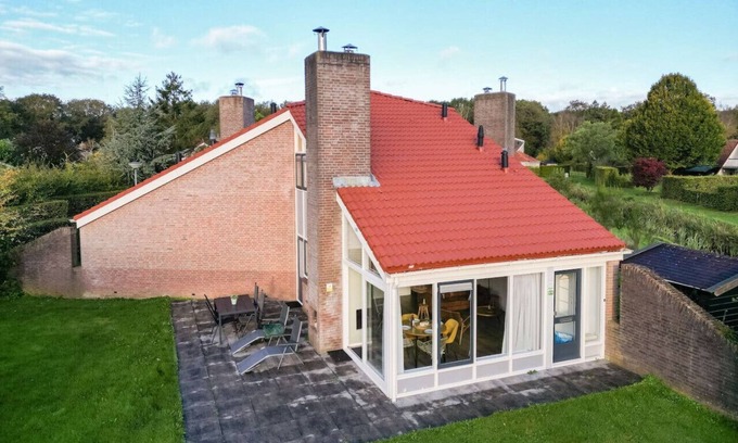 Zwiggelte House | Willow Warbler I Modish Chalet with Broad Garden