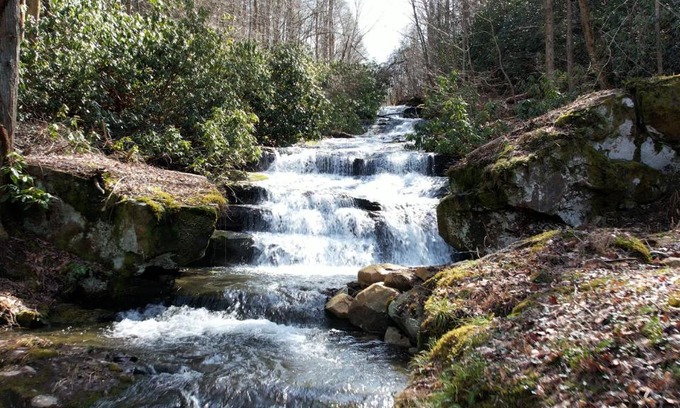 Cosby House | Wills Barn 2 Queen bedrooms - private 36-acre resort with 6 homes amazing waterfall