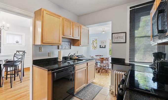 Wilmington House | Wilmington Classic Home 💎 King Bd, Smart Tvs