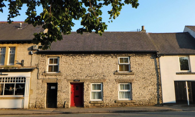 Castleton House | WILSON EYRE COTTAGE, with a garden in Castleton, Peak District