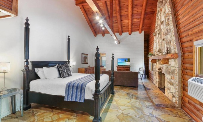 Wimberley House | Wimberley Log Cabins Resort and Suites- Unit 1