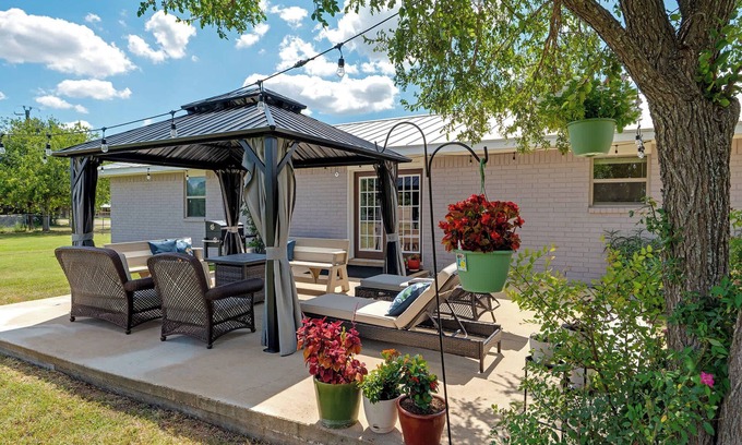 Fredericksburg House | Windsong Haus, Fire pit, Large Yard, Full Kitchen!