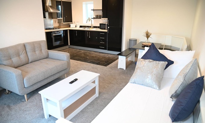 Langley Marish Apartment | Windsor to Heathrow 2 Bedroom 2 Bath WiFi+Parking+Langley Elizabeth Line London