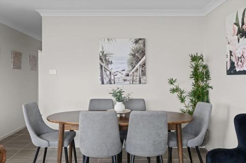 Cessnock House | Wine Country Cottage Stylish Family Getaway