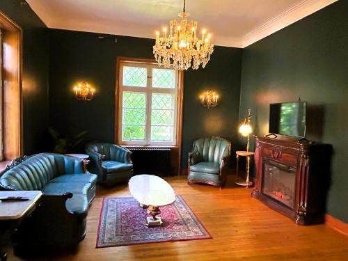 Sherbrooke Apartment | Winston Churchill - le charme Tudor au cœur de Sherbrooke