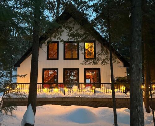 Chertsey Ski Chalet | Winter Lakefront Chalet - Serendipity Hideaway - Ski, Skate, Snowshoes & Relax by the Cozy Fire