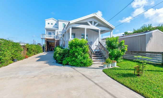 Old Town Cottage | Winter Texan Retreat, shared swimming pool!