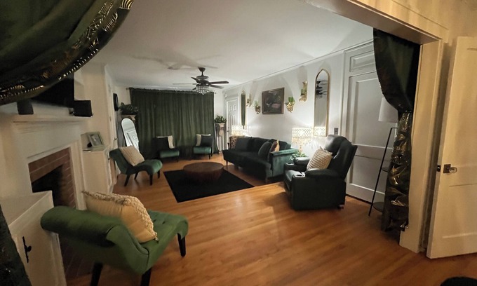 Andalusia House | Winter Wonderland Retreat 4BR-2BA – Sleeps 10, King Suite & Twin Bunks, 2 levels