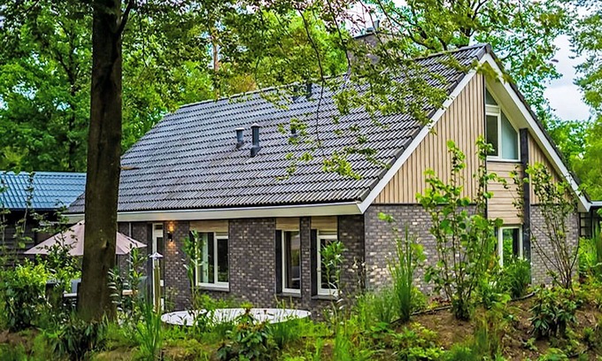 Bosgebied Hoenderloo House | Wonderful private villa for 10 people with WIFI, pool, TV, terrace and parking