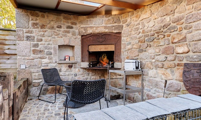 Reville House | Wonderful private villa for 8 guests with WIFI, TV, pets allowed and parking