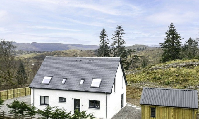 Oban House | Wonderful private villa for 6 people with hot tub, WIFI, TV, patio and pets allowed