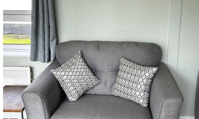 Liskeard House | Wonderful private villa for 4 guests with WIFI, TV, patio and pets allowed