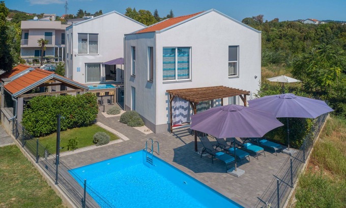 Pobri House | Wonderful private villa for 16 guests with WIFI, private pool, hot tub, A/C, TV, terrace and par.