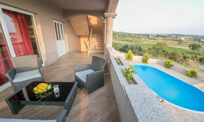 Razanac House | Wonderful private villa for 6 guests with WIFI, private pool, hot tub, A/C, TV and terrace